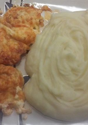 Tejfölös-paprikás hús krumplipürével recept fotója