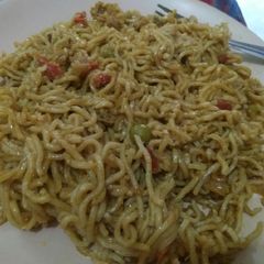 A picture of Maggi with lots of veggies.