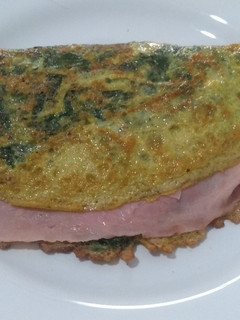 Una foto de Omelette espinaca, jamón y queso