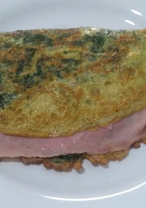 Una foto de Omelette espinaca, jamón y queso