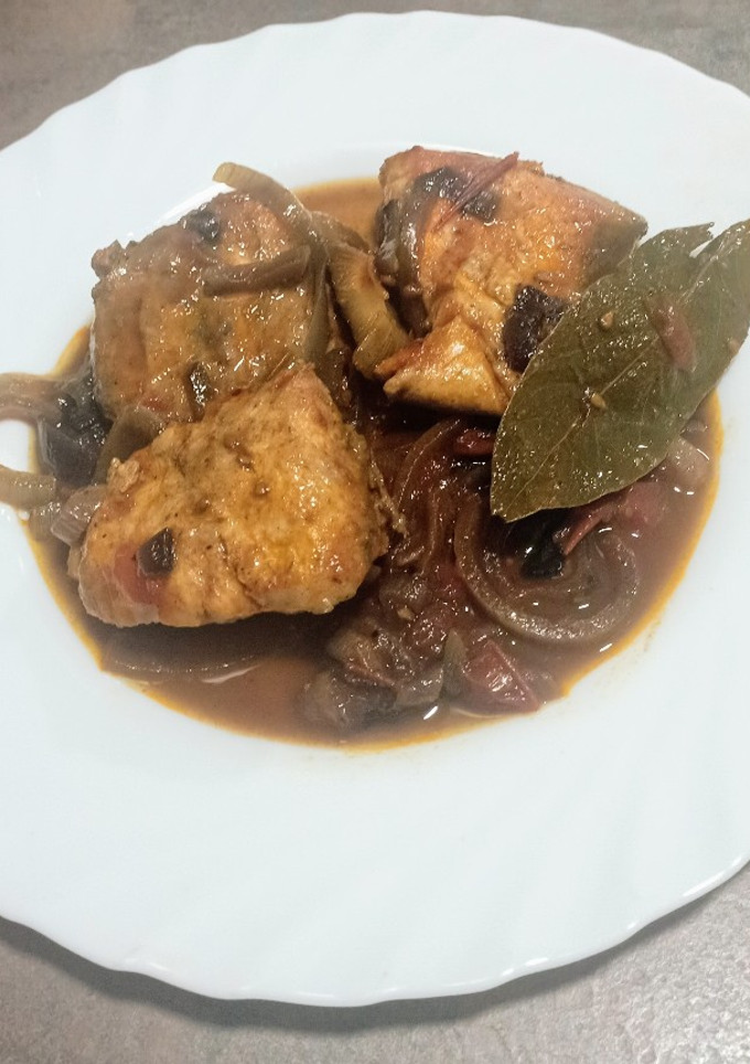 Una foto de Bonito encebollado al pimentón