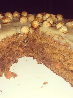 Una foto de Carrot cake con cobertura de chocolate blanco