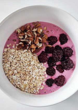 Zdjęcie przepisu Smoothie bowl jeżynowy.