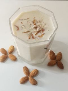 बादाम मिल्क शेक (Badam milk Shake recipe in Hindi) रेसिपी मुख्य फोटो