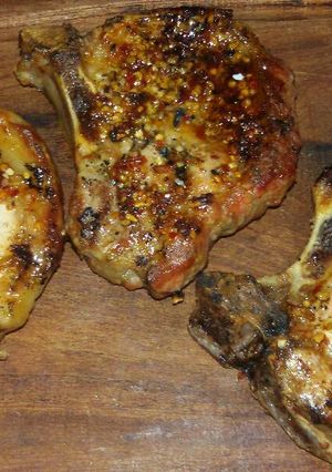 Una foto de Costillitas de cerdo con miel caramelizada, ajo y pimentón ahumados
