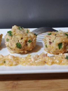 Una foto de Albóndigas de sepia y jamón