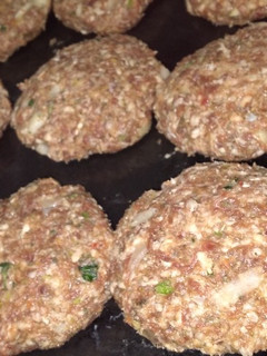 Una foto de Hamburguesas de carne rellenas de queso!!!🍔🍔