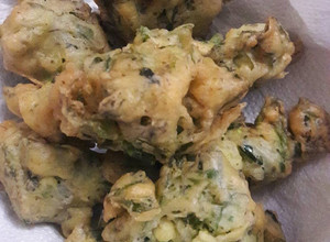 Una foto de Buñuelos de acelga y cebolla de verdeo