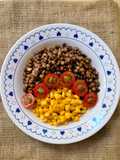 Ensalada completa, sencilla y económica de lentejas, maíz, semillas de zapallo y cherries 🌱