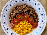 Ensalada completa, sencilla y económica de lentejas, maíz, semillas de zapallo y cherries 🌱