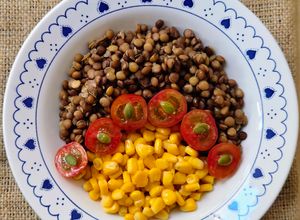 Una foto de Ensalada completa, sencilla y económica de lentejas, maíz, semillas de zapallo y cherries 🌱