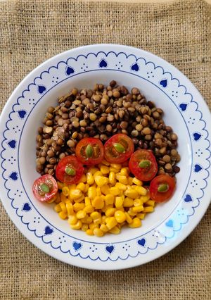 Una foto de Ensalada completa, sencilla y económica de lentejas, maíz, semillas de zapallo y cherries 🌱