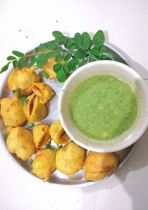 બટેટા ની ચીપ્સ ના લસણીયા ભજીયા(bataka ni chips lasaniya bhajiya in Gujarati રેસીપી મુખ્ય ફોટો