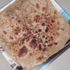 A picture of Aloo bathua parantha.