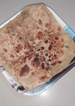 A picture of Aloo bathua parantha.