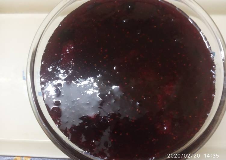 Steps to Make Speedy Strawberry and black grapes jam