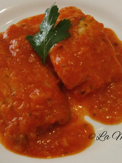 Una foto de Bacalao confitado en salsa de tomate