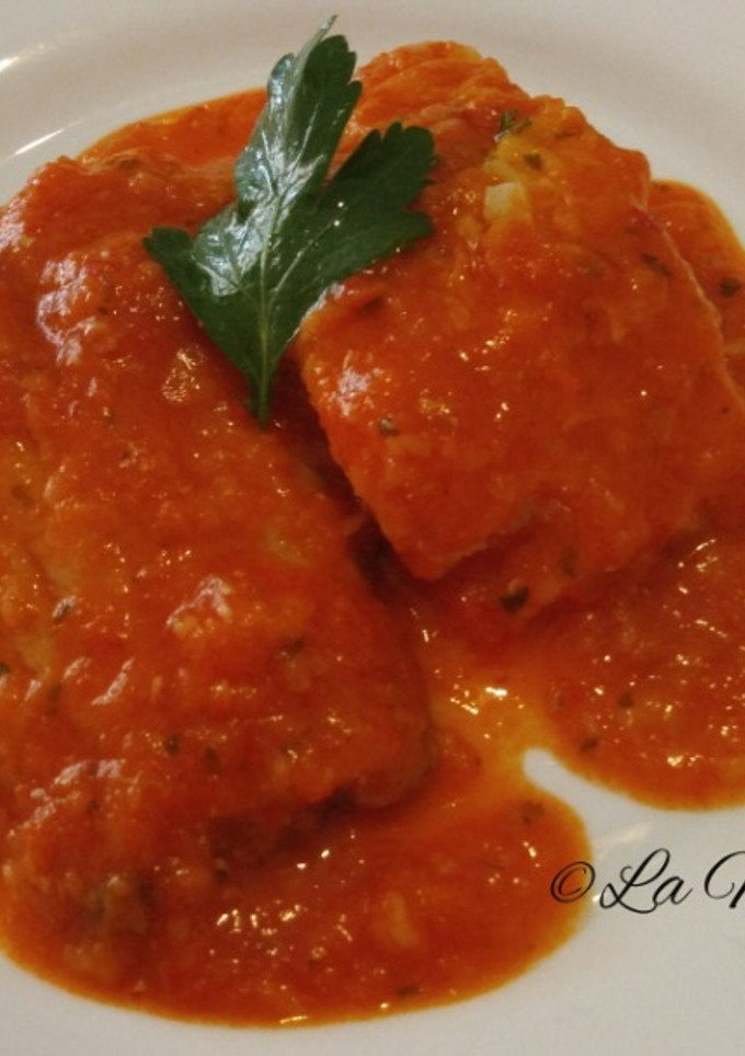Una foto de Bacalao confitado en salsa de tomate