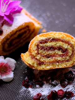 Una foto de Brazo de gitano relleno de mermelada de fresa