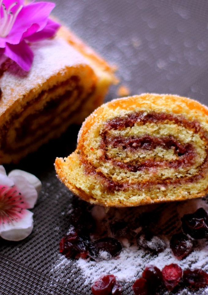 Una foto de Brazo de gitano relleno de mermelada de fresa