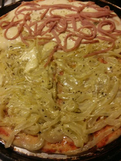 Una foto de Pizza de cebolla cremosa fácil y riquisima!!!!!