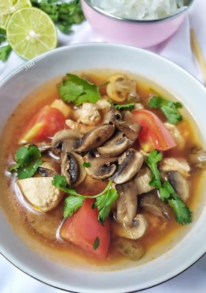 Foto resep Chicken tom yam soup and shiratake noodles