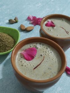 ઠંડાઈ (Thandai Recipe In Gujarati) રેસીપી મુખ્ય ફોટો