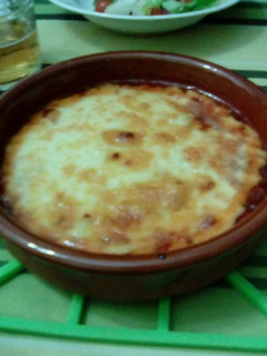 Una foto de Provolone con tomate