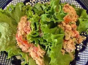 Una foto de Tacos de atún en hojas de lechuga