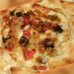 A picture of Aubergine, pepper and mozzarella pie.