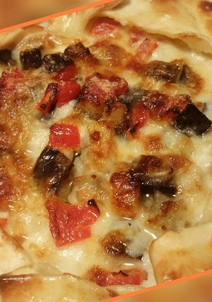 A picture of Aubergine, pepper and mozzarella pie.