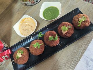 Beetroot avocado bites
