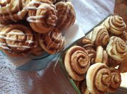Una foto de relleno rollos de canela