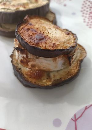 Une photo de Sandwich aubergine chèvre et miel
