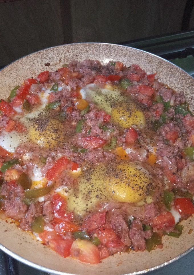 A picture of Corned Beef with Eggs 🍛🥘.