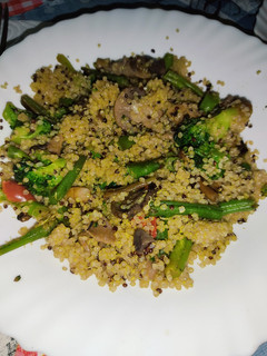 Una foto de Quinoa con verduritas