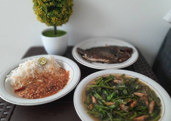 Cara Gampang Menyiapkan Sambal jambu bol putih, ikan bakar oregano, tumis kangkung yang Lezat