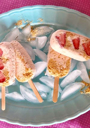 Una foto de Heladitos de cheesecake de frutilla