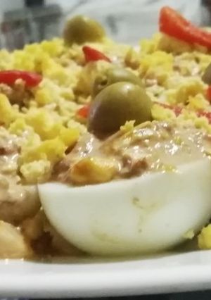 Una foto de Huevos rellenos con salsa rosa