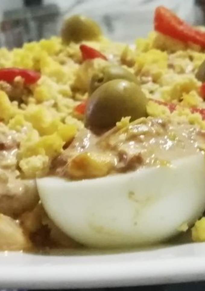 Una foto de Huevos rellenos con salsa rosa
