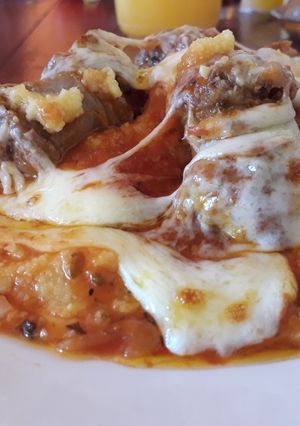 Una foto de Polenta cremosa con salsa