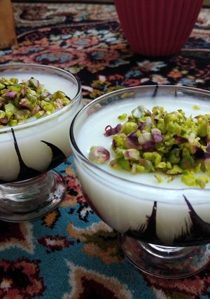 عکسی از دستور فرنی با تزیین مغز پسته