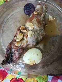 Una foto de Paleta de cerdo con ajos y cebollas