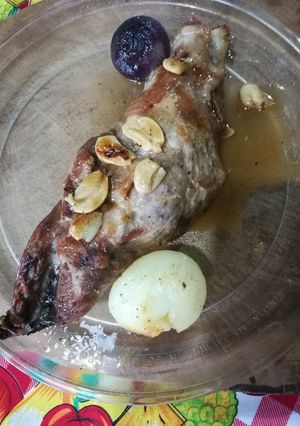 Una foto de Paleta de cerdo con ajos y cebollas