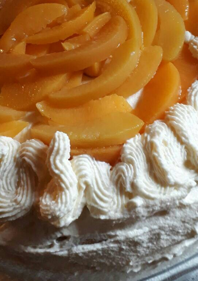 Una foto de Torta de crema y duraznos