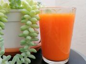 Une photo de jus de carottes