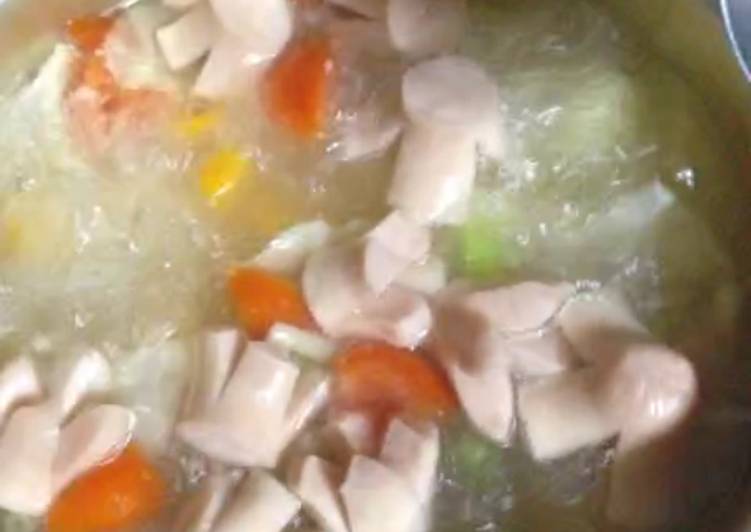 Bagaimana Membuat Sup Ayam Sosis sederhana yang Bisa Manjain Lidah