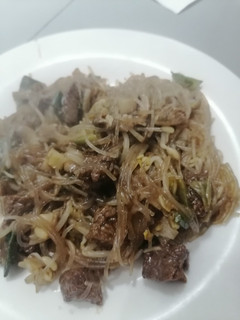 Una foto de Carne mongoliana con tallarines de porotos estilo Niche