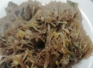 Una foto de Carne mongoliana con tallarines de porotos estilo Niche