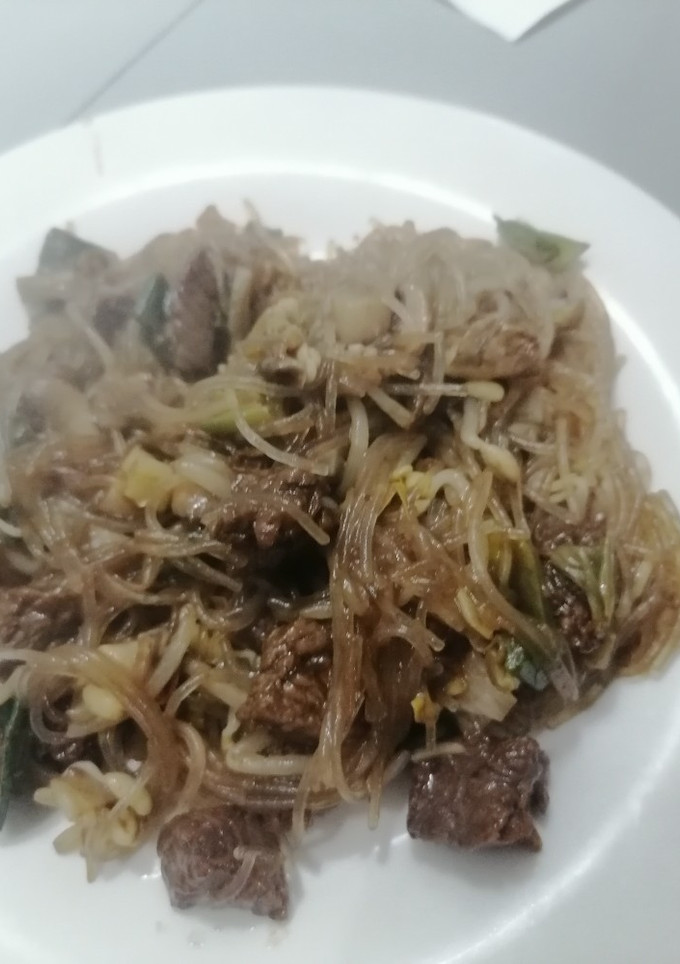 Una foto de Carne mongoliana con tallarines de porotos estilo Niche